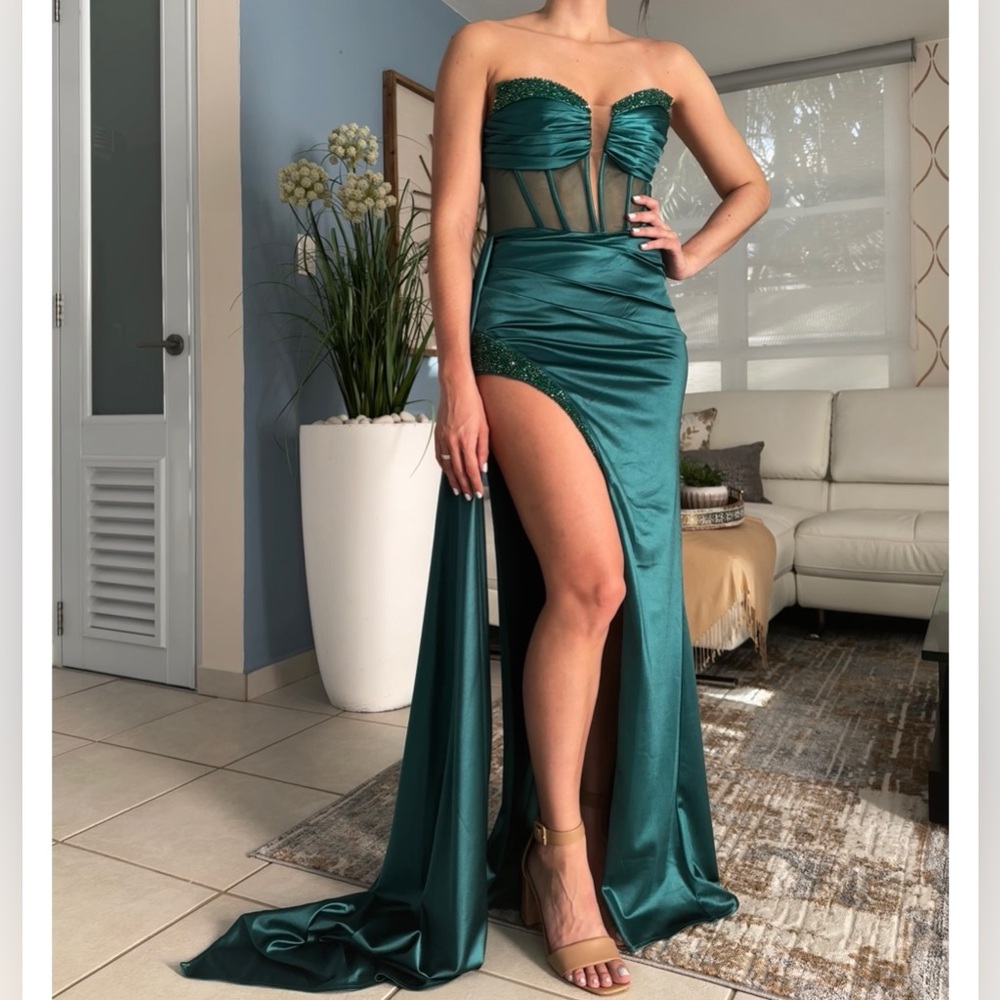 Emerald Strapless Stones Formal Dress. Size: 4